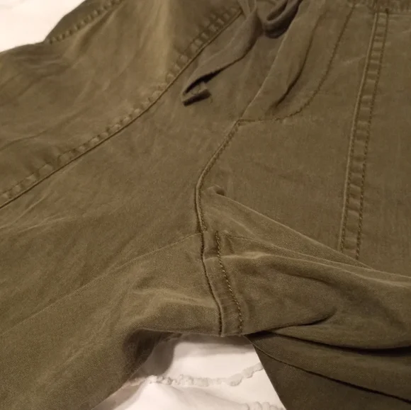 4/$20 Lou and Grey For Loft Army Green Cargo Pants - Picture 5 of 9